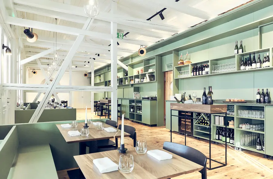 Das Restaurant „Clara + Jo“ erwartet seine Gäste im historischen Kleinbahnhof in Binz.