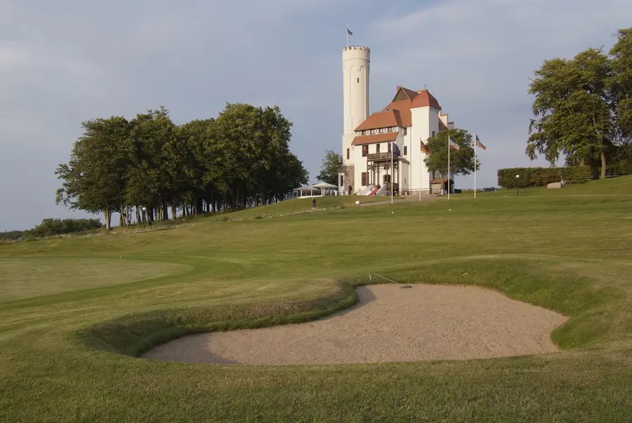 Golfen vor Schlosskulisse in Lohme auf Rügen