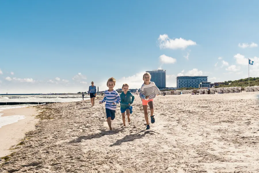 Barfuß im Sand: Am Warnemünder Strand können Kinder sich austoben.
