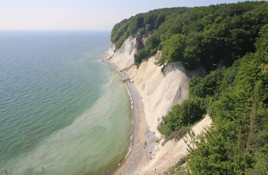 Die Kulisse aus Kreidefelsen und Buchenwäldern, die sich ins Meer herabzustürzen scheinen, ist immer überwältigend. Im Hintergrund sind die gekappten Wissower Klinken zu sehen.