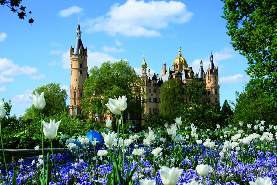 Frühlingsblumen vor dem Schloss Schwerin (Foto: BUGA GmbH Schwerin)
