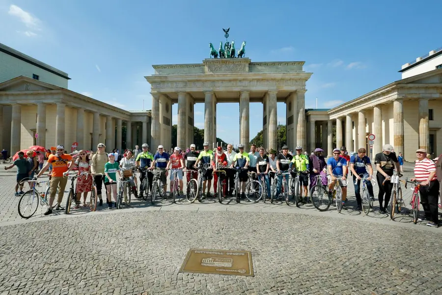 Radkorso vor dem Brandenburger Tor im Rahmen der Pressekonferenz zur „Velo Classico“ in Berlin (Foto: Florian Selig)