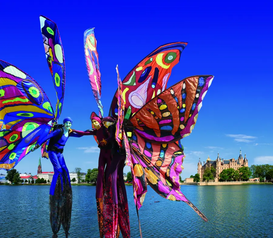 Farbenfrohe Unterhaltung im Rahmen des Schweriner Kultur- und Gartensommers, Fotomontage: fachwerkler.de |