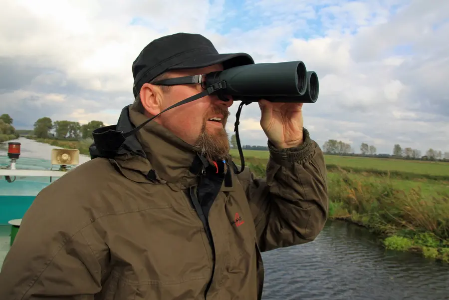 Ranger Ralf Ottmann auf der Suche nach Eisvögeln