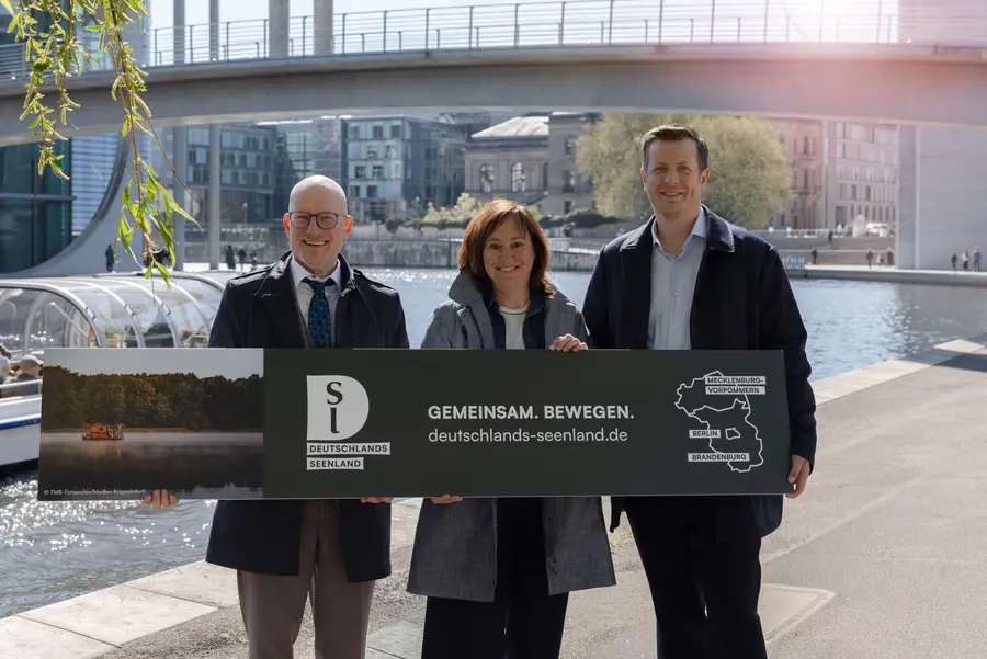 (v. l. n. r.) Peter Kranz, Geschäftsführer der MV Tourismus GmbH mit Sabine Wendt, Geschäftsführerin von visitBerlin und Christian Woronka, Geschäftsführer der TMB Tourismus-Marketing Brandenburg (v. l. n. r.) Peter Kranz, Geschäftsführer der MV Tourismus GmbH mit Sabine Wendt, Geschäftsführerin von visitBerlin und Christian Woronka, Geschäftsführer der TMB Tourismus-Marketing Brandenburg