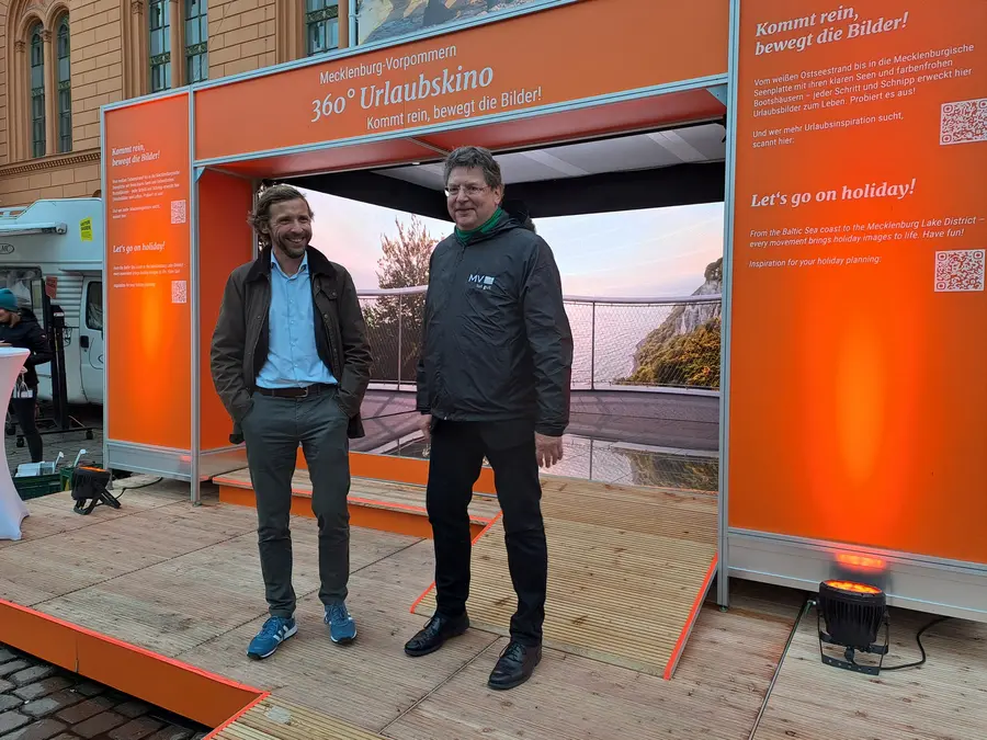Tobias Woitendorf, Tourismusbeauftragter des Landes und Geschäftsführer des TV Mecklenburg-Vorpommern, und Reinhard Meyer, Minister für Wirtschaft, Infrastruktur, Tourismus und Arbeit MV, vor interaktivem 360-Grad-Urlaubskino auf dem Tag der Deutsch... Tobias Woitendorf, Tourismusbeauftragter des Landes und Geschäftsführer des TV Mecklenburg-Vorpommern, und Reinhard Meyer, Minister für Wirtschaft, Infrastruktur, Tourismus und Arbeit MV, vor interaktivem 360-Grad-Urlaubskino auf dem Tag der Deutsch...