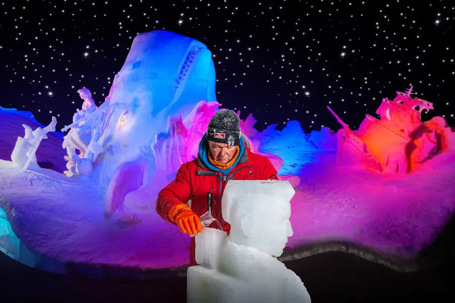 Eisschnitzweltmeister Sergey Tselebrovskiy bei der Arbeit in der Rövershagener Eiswelt