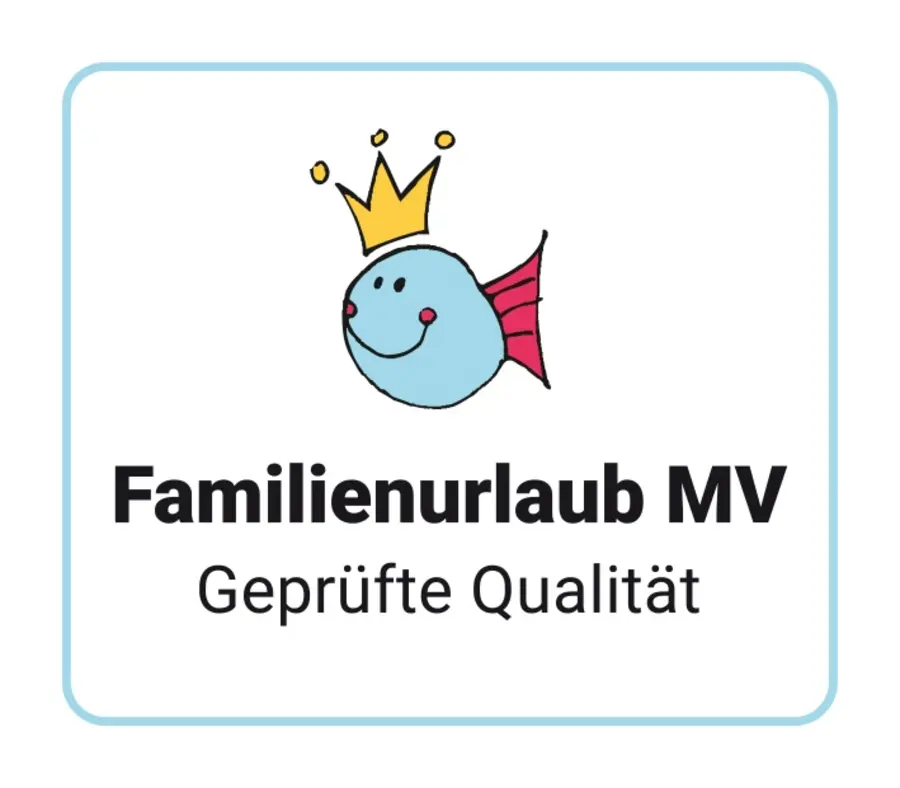 Dieses Qualitätssiegel „Familienurlaub MV – Geprüfte Qualität“ tragen zertifizierte Orte, Erlebnispartner sowie Beherbergungs- und Gastronomiebetriebe. 