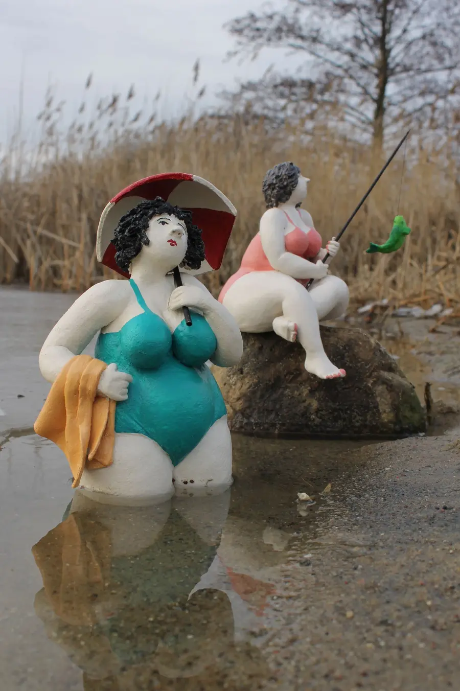 Tonfiguren der Künstlerin Roswitha Ziethen am Kummerower See. Mecklenburgische Seenplatte