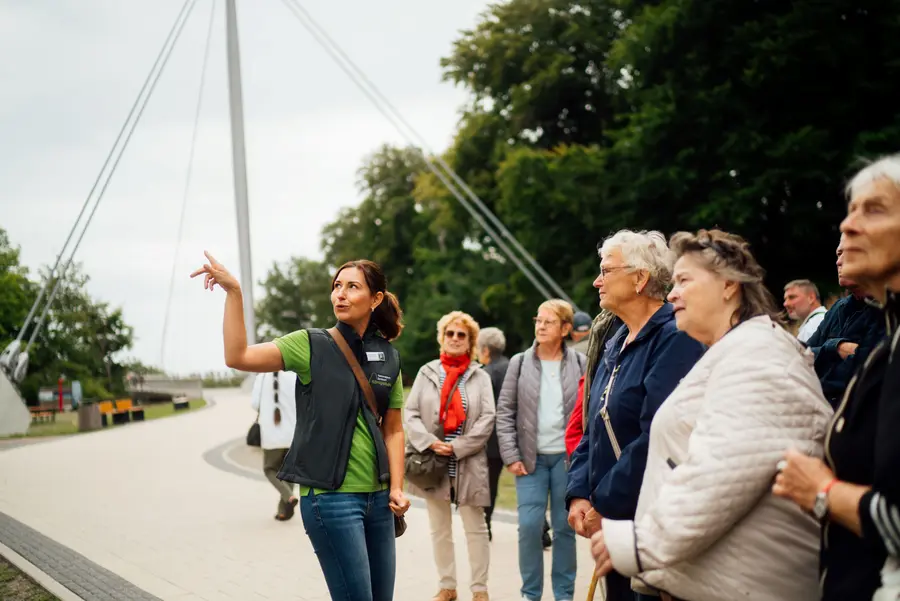 Im Nationalpark-Zentrum KÖNIGSSTUHL werden spontane Kurzführungen und geführte Küstenwanderungen angeboten, bei denen den Geheimnissen von Buchenwald, Kreidefelsen und Küstenklima auf den Grund gegangen wird.