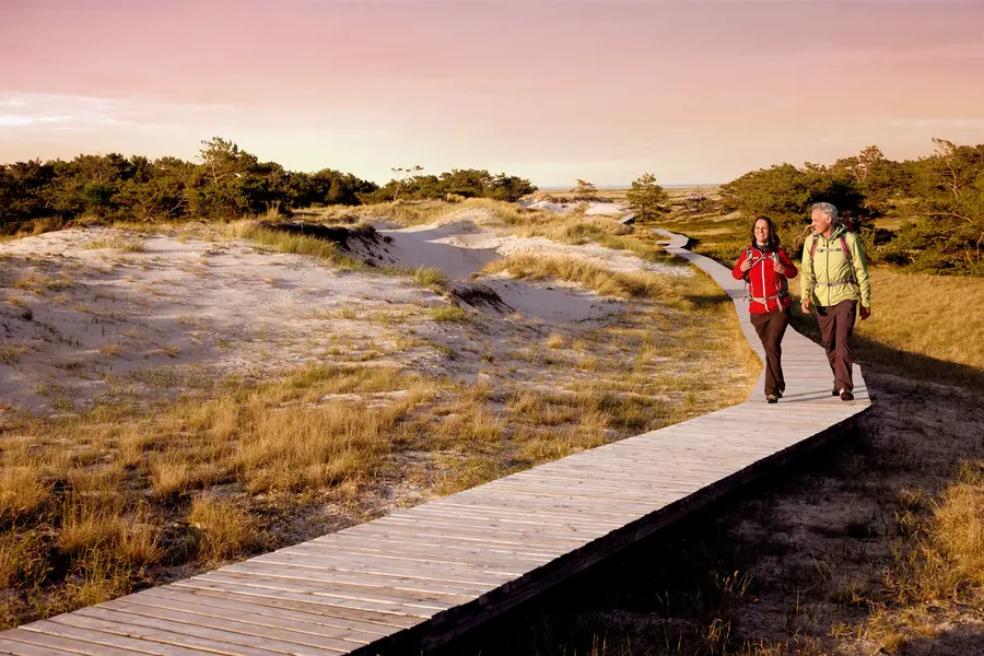 Der Ostseeküsten-Wanderweg führt unter anderem über die Halbinsel Fischland-Darß-Zingst. Der Ostseeküsten-Wanderweg führt unter anderem über die Halbinsel Fischland-Darß-Zingst.