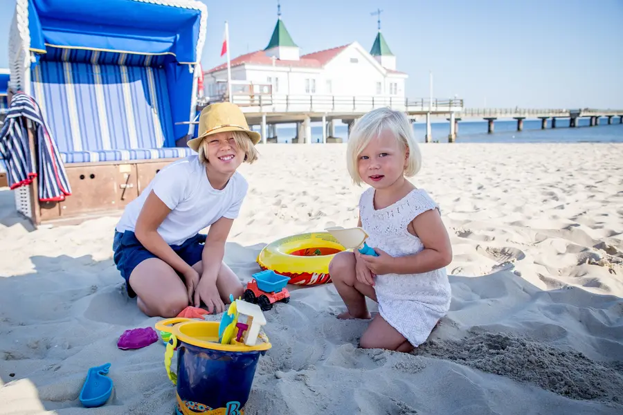 Im feinen Sand an der Seebrücke Ahlbeck finden die beiden jede Menge Platz zum Schaufeln, Baggern und Buddeln