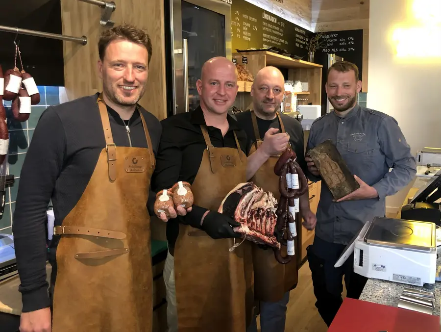 Bei der Eröffnung des neuen Hofladens in Stralsund: Mathias Schilling (Schillings Hofladen), Tobias Voje (Stahlbroder NaturGut), Torsten Zahlmann (Fleischerei Zahlmann) und Martin Krämer (Bäckerei Krämer) (v. l. n. r.). Bei der Eröffnung des neuen Hofladens in Stralsund: Mathias Schilling (Schillings Hofladen), Tobias Voje (Stahlbroder NaturGut), Torsten Zahlmann (Fleischerei Zahlmann) und Martin Krämer (Bäckerei Krämer) (v. l. n. r.).