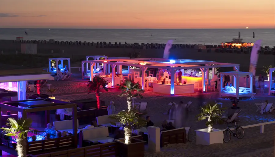 Blick auf die Ostsee und Schusters Strandbar in Rostock-Warnemünde (Foto: Schusters)