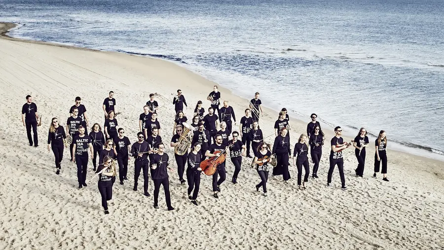 Das Baltic Sea Philharmonic und Kristjan Järvi am Strand des Seebades Heringsdorf. Das Baltic Sea Philharmonic und Kristjan Järvi am Strand des Seebades Heringsdorf.