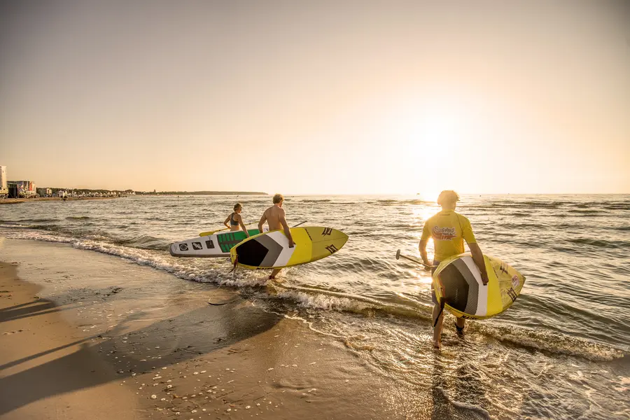 Surfer und Stand-Up-Paddler nutzen die letzten Sonnenstunden in Warnemünde Surfer und Stand-Up-Paddler nutzen die letzten Sonnenstunden in Warnemünde