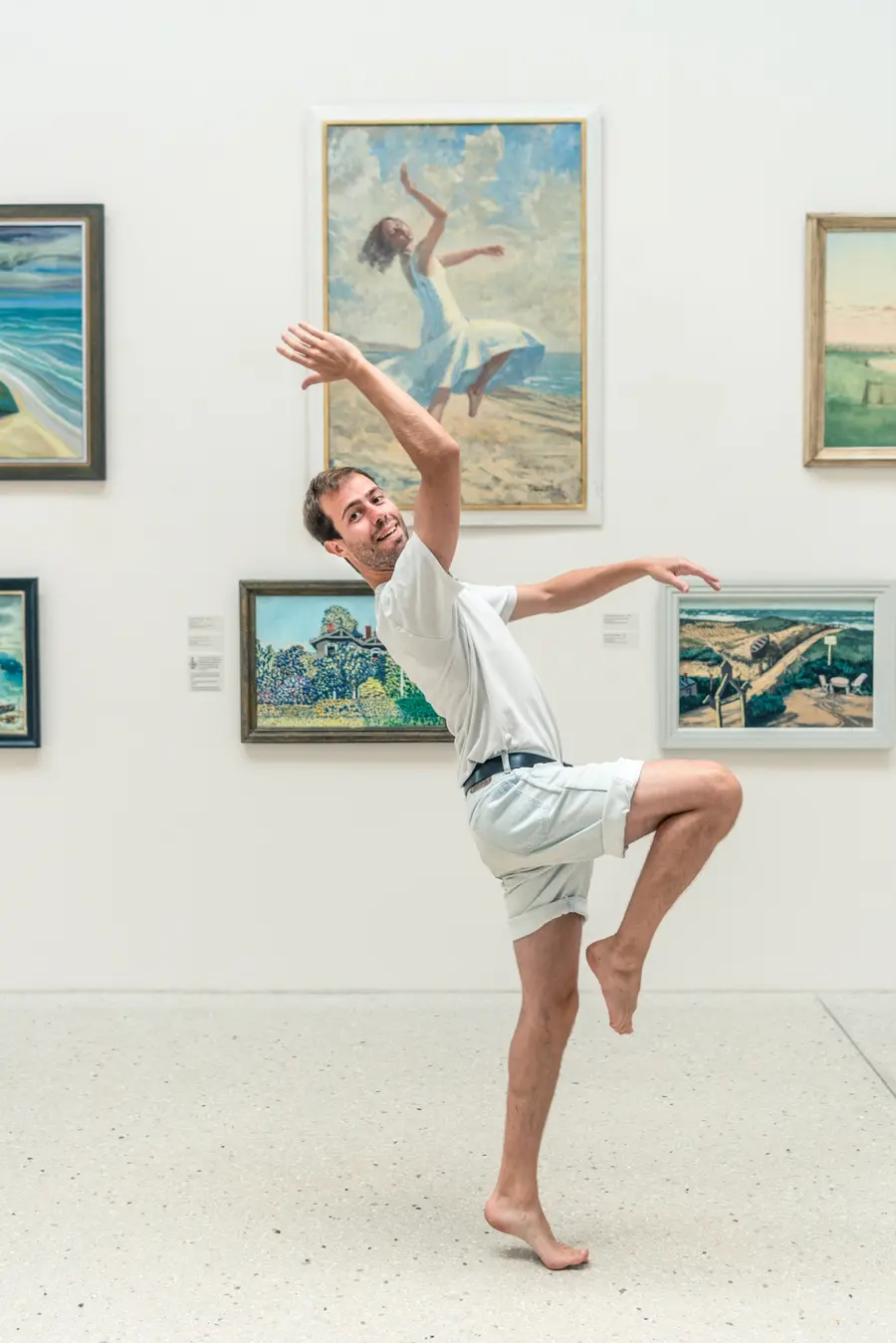 Tänzer David Kummer vor dem Gemälde "Tanz am Strand" von Franz Triebsch im Kunstmuseum Ahrenshoop