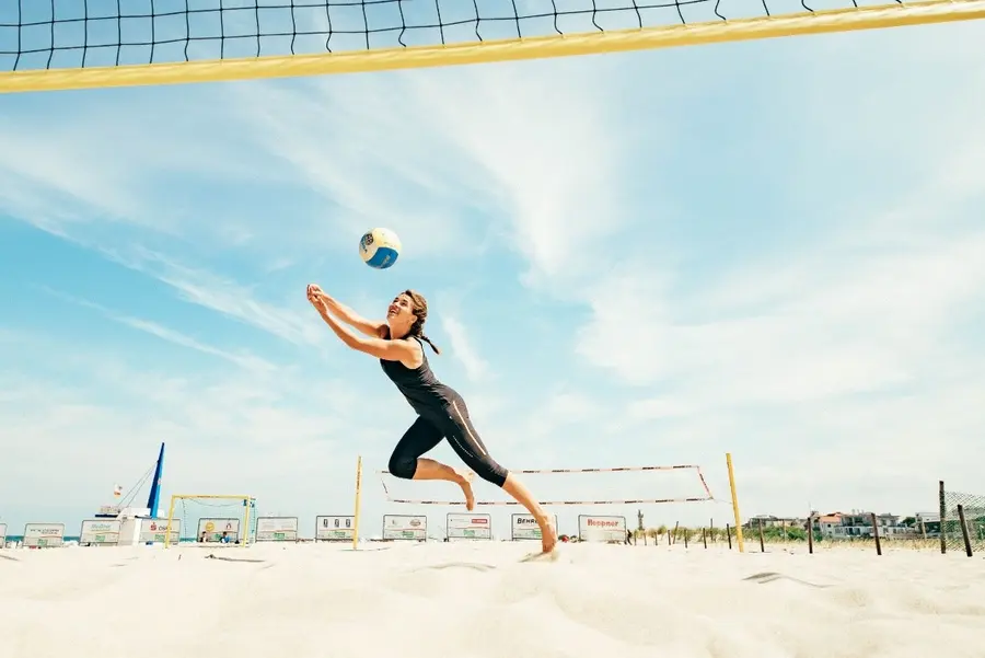 Auf eine Partie Volleyball am AOK Active Beach in Warnemünde 