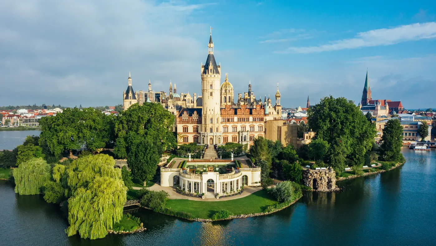 Blick_auf_das_Schloss_Schwerin____View_of_Schwerin_Castle.jpg