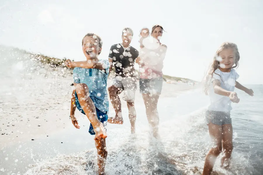 Familie am Strand von Dierhagen auf der Halbinsel Fischland-Darß-Zingst