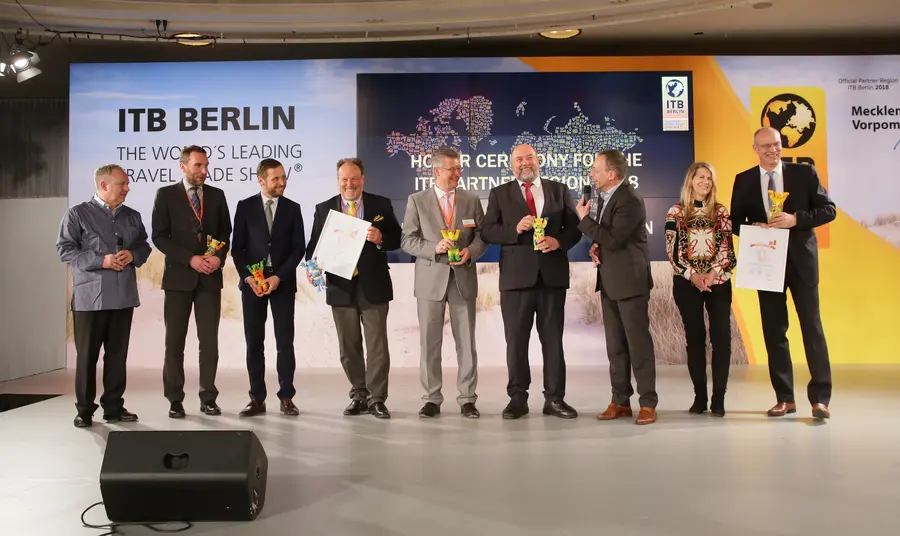 ITB Grand Finale 2018: Gruppenbild mit den Vertretern des Partnerlandes Mecklenburg-Vorpommern, David Ruetz, Head of ITB Berlin; Johannes Volkmar, Projektmanager Internationales Marketing TMV; Tobias Woitendorf, stellv. Geschäftsführer / Leiter Marke...