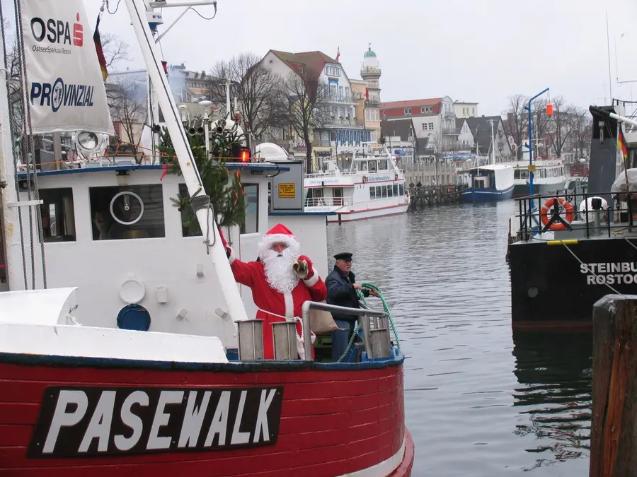 Weihnachtsmann_Warnemuende.jpg Weihnachtsmann_Warnemuende.jpg