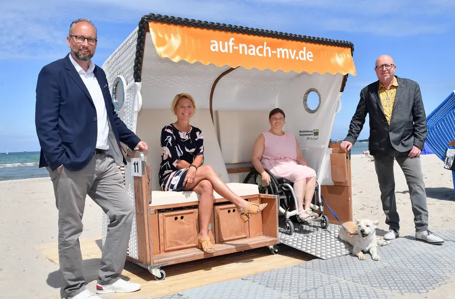 Übergabe des barrierefreien Strandkorbes an die Tourimsuszentrale Rostock & Warnemünde. Personen im Bild (v.l.n.r.): Matthias Fromm, Leiter der Tourismuszentrale Rostock & Warnemünde, Birgit Hesse, Präsidentin des Landtages Mecklenburg-Vorpommern s... Übergabe des barrierefreien Strandkorbes an die Tourimsuszentrale Rostock & Warnemünde. Personen im Bild (v.l.n.r.): Matthias Fromm, Leiter der Tourismuszentrale Rostock & Warnemünde, Birgit Hesse, Präsidentin des Landtages Mecklenburg-Vorpommern s...