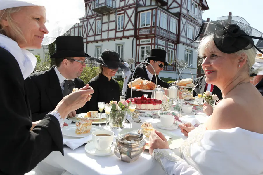 Teetafel vor der Villa Haiderose