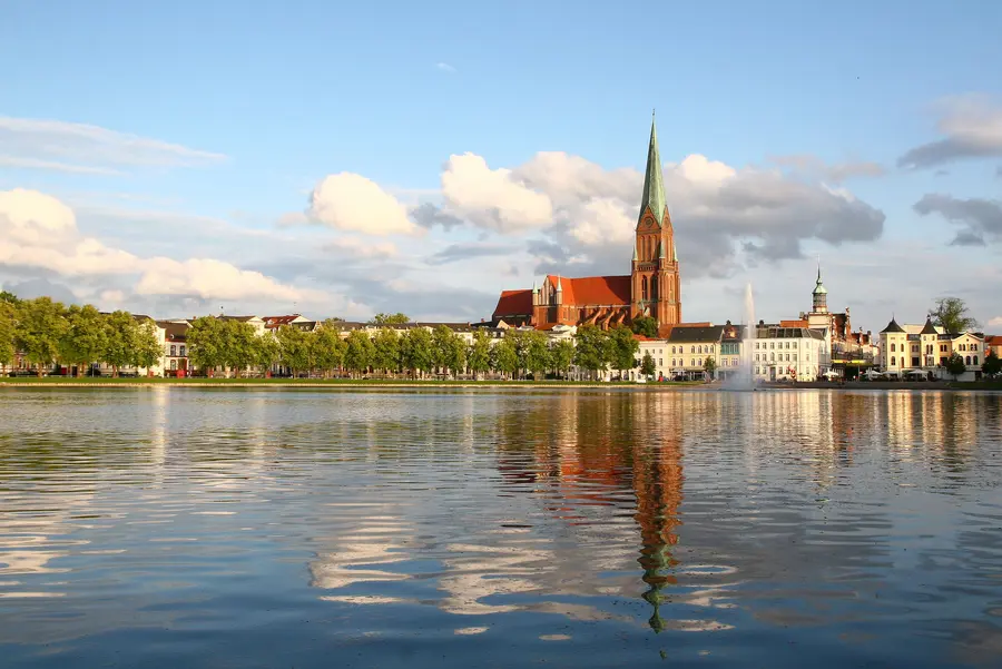 Der Schweriner Dom mit dem höchsten Kirchturm im Osten Deutschlands Der Schweriner Dom mit dem höchsten Kirchturm im Osten Deutschlands