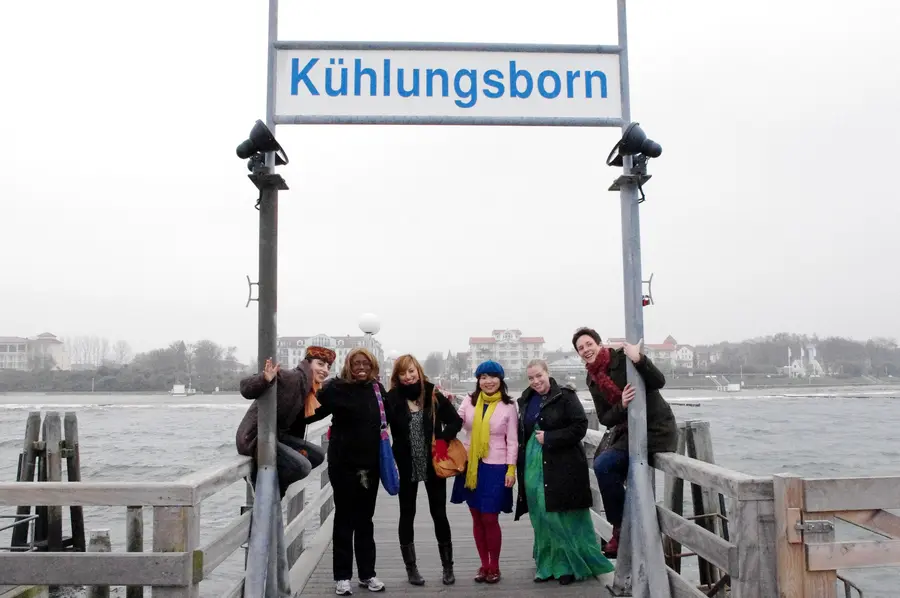 Internationale Künstlerinnen auf der Kühlungsborner Seebrücke ("Mecklenburg Inspiriert")