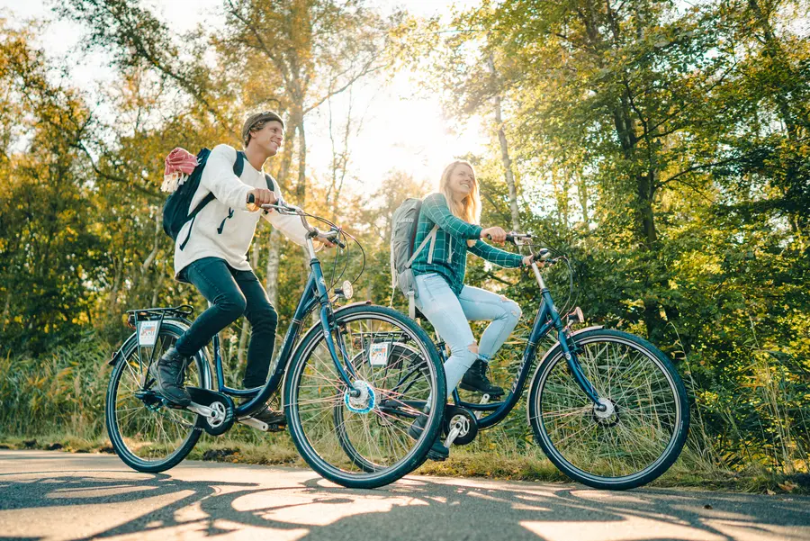 Im Rahmen der Rangertour „Bodden im Blick“ radeln Naturbegeisterte entlang des Boddens und durch den Osterwald auf der Halbinsel Fischland-Darß-Zingst.