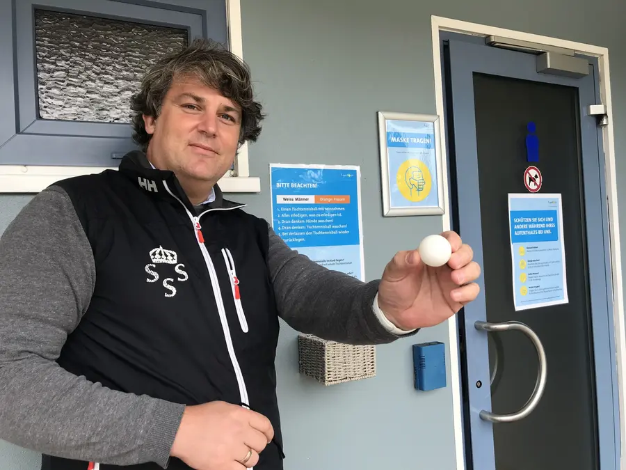Marc Voßhall von der Regenbogen AG vor einem Sanitärgebäude in der Ferienanlage Regenbogen Boltenhagen Marc Voßhall von der Regenbogen AG vor einem Sanitärgebäude in der Ferienanlage Regenbogen Boltenhagen
