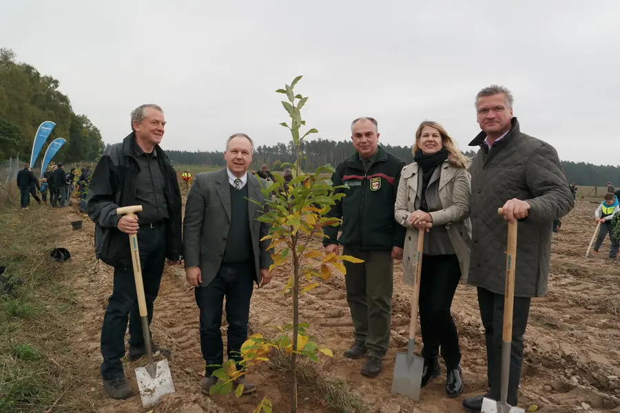 Pflanzaktion im Klimawald Fleesensee in der Mecklenburgischen Seenplatte anlässlich des zehnjährigen Jubiläums der Waldaktie, Oktober 2017, v. l. n. r.: Harald Ma¬chur, CSR-Beauftragter TMV; David Ruetz, Geschäftsführer ITB Berlin; Manfred Baum, ...