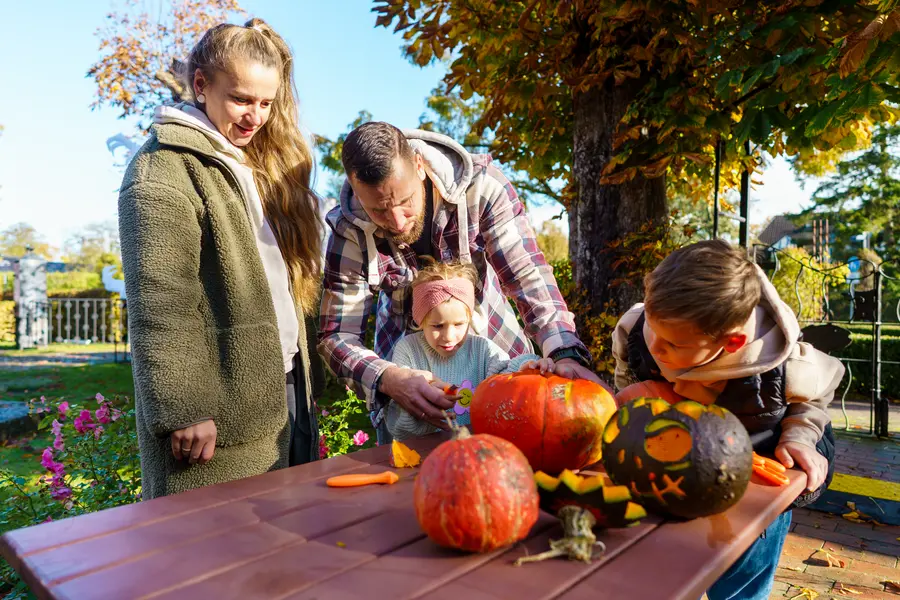 Vom 24. bis zum 28. Oktober wird im Ostseeheilbad Zingst auf der Halbinsel Fischland-Darß-Zingst zum sechsten Mal das Familienfest „De Harvst“, Plattdeutsch für „Der Herbst“, gefeiert. Vom 24. bis zum 28. Oktober wird im Ostseeheilbad Zingst auf der Halbinsel Fischland-Darß-Zingst zum sechsten Mal das Familienfest „De Harvst“, Plattdeutsch für „Der Herbst“, gefeiert.