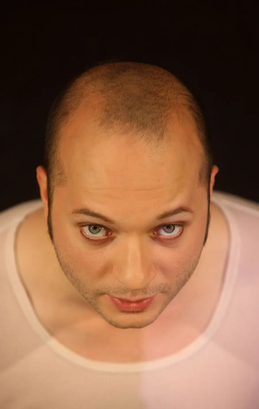 Schauspieler Özgür Platte wird mittels Perücke zum langhaarigen Hippie