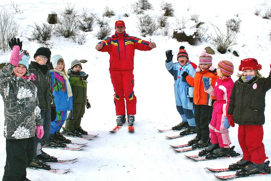 Skilehrer "Alex" mit Teilnehmern seinerSkischule im Familotel „Borchard´s Rookhus“ Skilehrer "Alex" mit Teilnehmern seinerSkischule im Familotel „Borchard´s Rookhus“
