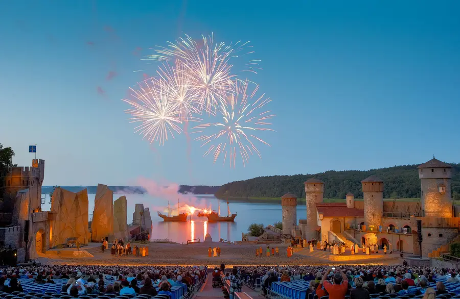 Die Störtebeker Festspiele sind von Juni bis September 2022 wieder auf der Naturbühne Ralswiek zu sehen. Die Störtebeker Festspiele sind von Juni bis September 2022 wieder auf der Naturbühne Ralswiek zu sehen.