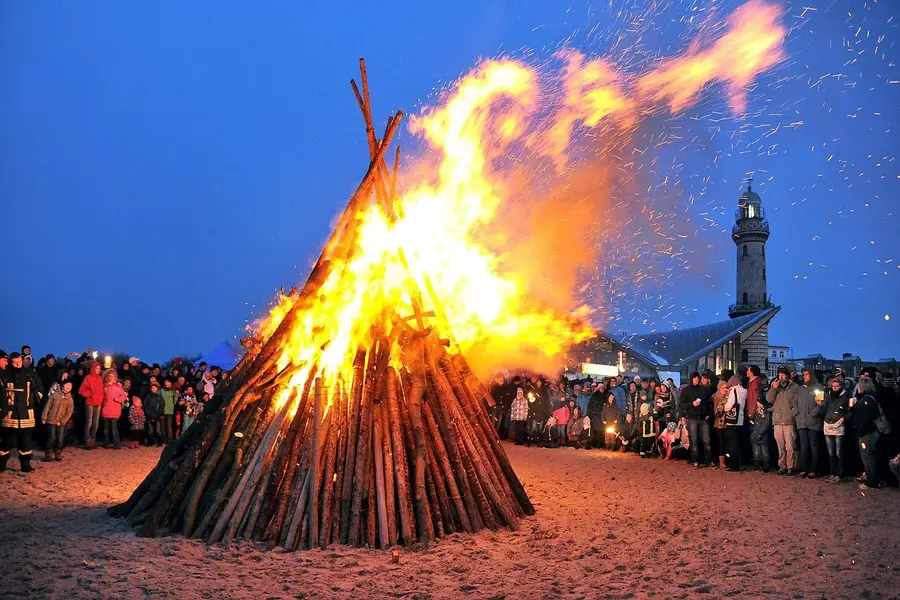 Funkenflug beim traditionellen Osterfeuer am Warnemünder Strand (Foto: Joachim Kloock)