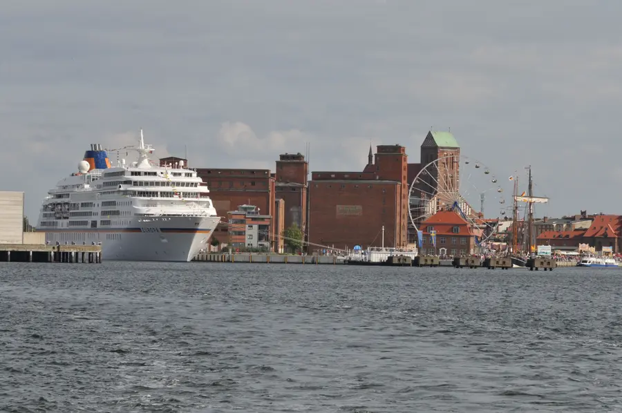MS Europa am Wismarer Hafen