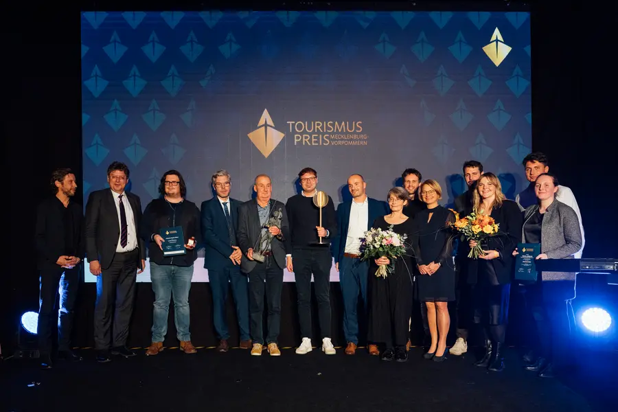 1. Reihe (v. l. n. r.) Tobias Woitendorf (Tourismusbeauftragter des Landes und Geschäftsführer TMV), Reinhard Meyer (Wirtschaftsminister MV), Lukas Ditzel (Verein Kulturmühle Wismar), Ralf Trimborn (Vorstand für Reise und Tourismus des ADAC Hansa e... 1. Reihe (v. l. n. r.) Tobias Woitendorf (Tourismusbeauftragter des Landes und Geschäftsführer TMV), Reinhard Meyer (Wirtschaftsminister MV), Lukas Ditzel (Verein Kulturmühle Wismar), Ralf Trimborn (Vorstand für Reise und Tourismus des ADAC Hansa e...