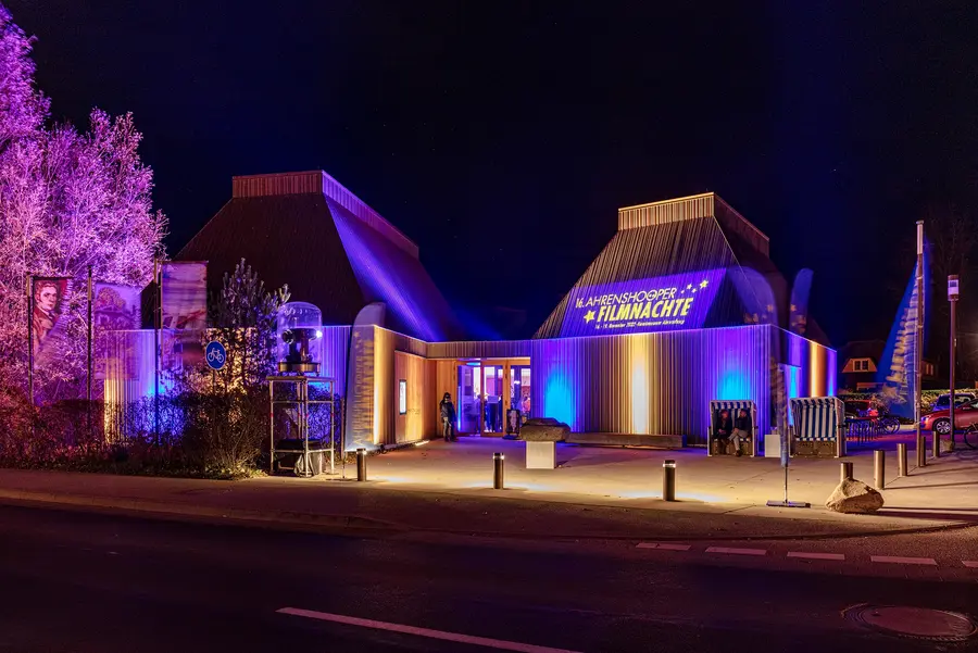 Während der Ahrenshooper Filmnächte im örtlichen Kunstmuseum verschmelzen Malerei, Film, Musik und Literatur. 