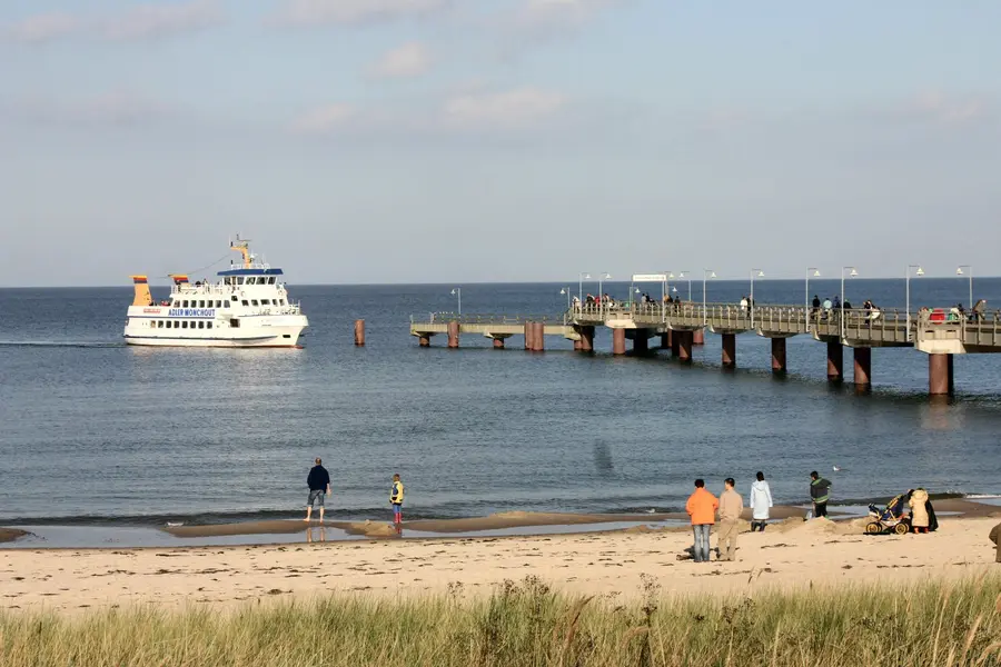 Ausflugsschiff an der Seebrücke Göhren Ausflugsschiff an der Seebrücke Göhren