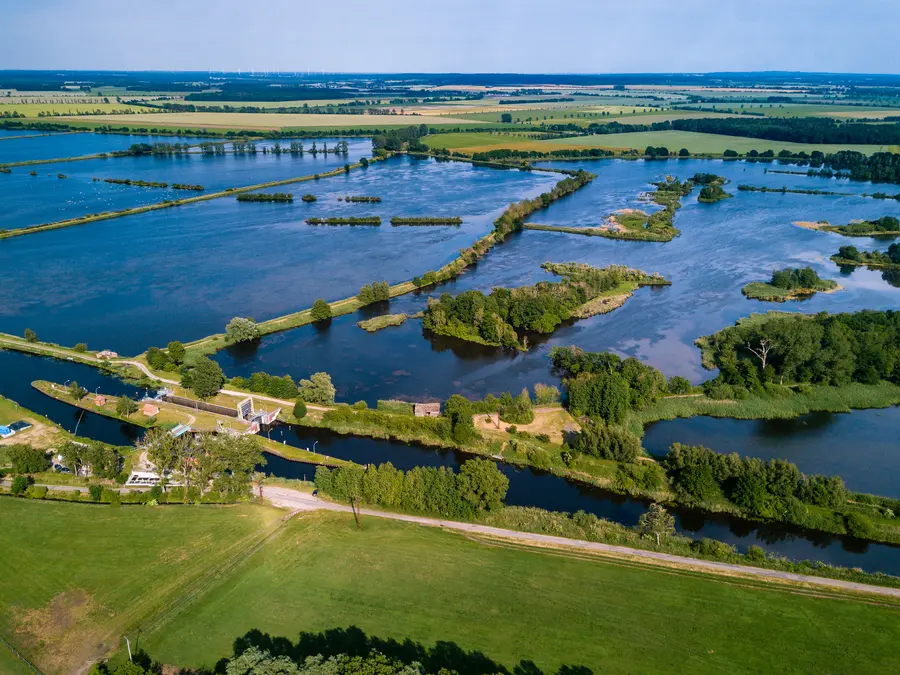 Die Lewitz ist eine sehr wasserreiche Region mit vielen Wiesen und Wäldern Die Lewitz ist eine sehr wasserreiche Region mit vielen Wiesen und Wäldern