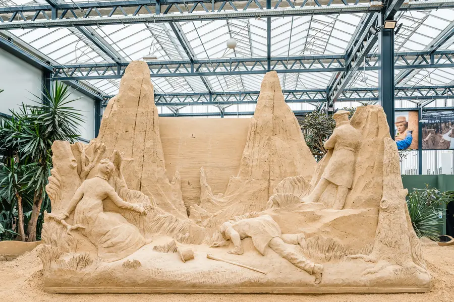 Zandsculptuur tentoonstelling Rügen in Prora toont een replica van C.D. Friedrichs schilderij “Krijtrotsen op Rügen” Zandsculptuur tentoonstelling Rügen in Prora toont een replica van C.D. Friedrichs schilderij “Krijtrotsen op Rügen”