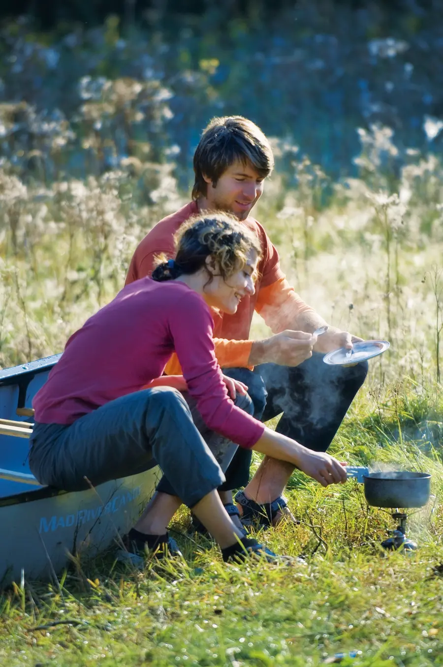 Junges Paar am Campingkocher