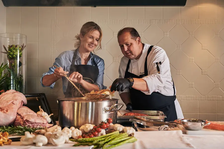 Thoralf Warncke, Küchenchef im „Kiek in“, erklärt Teilnehmer:innen wie Ostseefisch zubereitet wird. Thoralf Warncke, Küchenchef im „Kiek in“, erklärt Teilnehmer:innen wie Ostseefisch zubereitet wird.