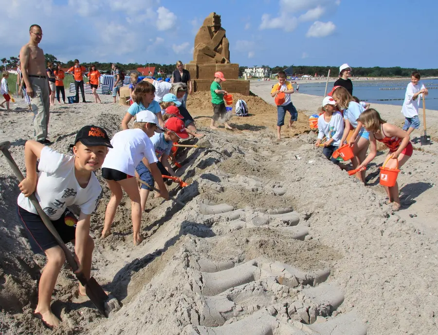 Kinder bauen an der längsten Sandburg der Welt (Dieter Lindemann)