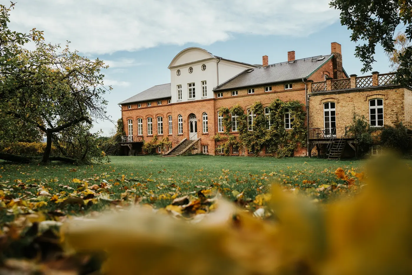 Beim Schlösserherbst können Gäste an zahlreichen Angeboten, darunter ein Kunst-Workshop im Gut Pohnstorf, teilnehmen.