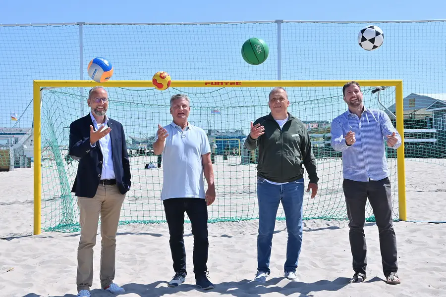 Tourismusdirektor Matthias Fromm, Active-Beach-Chef Andreas Zachhuber, Juri Schlünz von der AOK und MV-Fußballpräsident Dr. Heiko Lex haben den AOK Active Beach eröffnet. Tourismusdirektor Matthias Fromm, Active-Beach-Chef Andreas Zachhuber, Juri Schlünz von der AOK und MV-Fußballpräsident Dr. Heiko Lex haben den AOK Active Beach eröffnet.