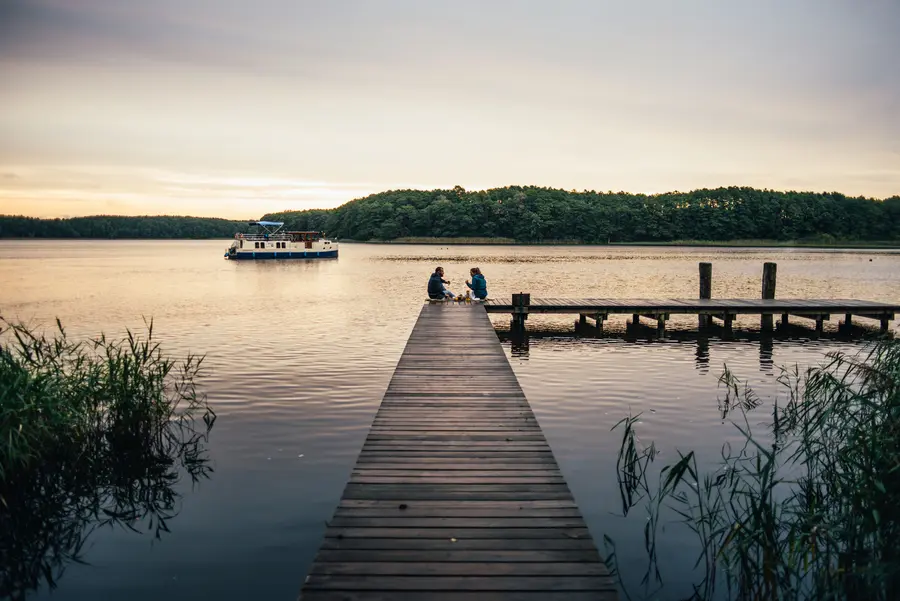 Picknick am Bootssteg in Granzow in der Mecklenburgischen Seenplatte. Picknick am Bootssteg in Granzow in der Mecklenburgischen Seenplatte.
